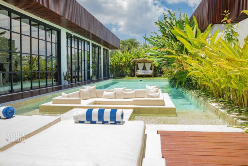PREDAJ Unikátná 4KK Investičná zariadená vila s bazénom BALI-Jimbaran - Vila v Bali s bazénom, oddychovým posedením a bujnou tropickou záhradou.