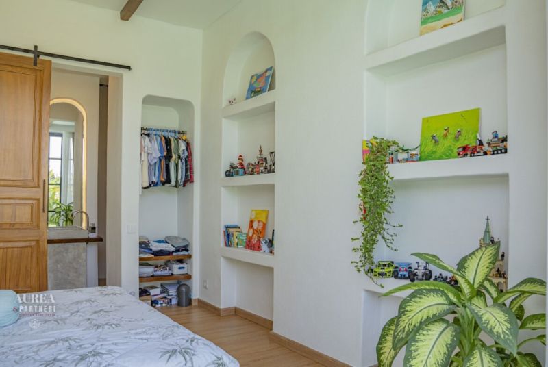 PREDAJ Unikátná 4KK Investičná zariadená vila s bazénom BALI-Jimbaran - Interiér vily so vstavanými úložnými priestormi a dekoratívnymi predmetmi.