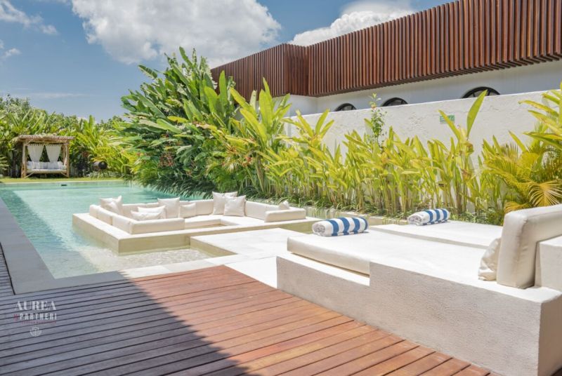 PREDAJ Unikátná 4KK Investičná zariadená vila s bazénom BALI-Jimbaran - Luxusná vila na Bali s bazénom obklopeným zeleňou a relaxačnou zónou.