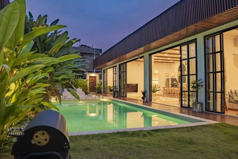 PREDAJ Unikátná 4KK Investičná zariadená vila s bazénom BALI-Jimbaran - Vila v Bali s osvetleným bazénom, terasou s dreveným dekorom a záhradou.
