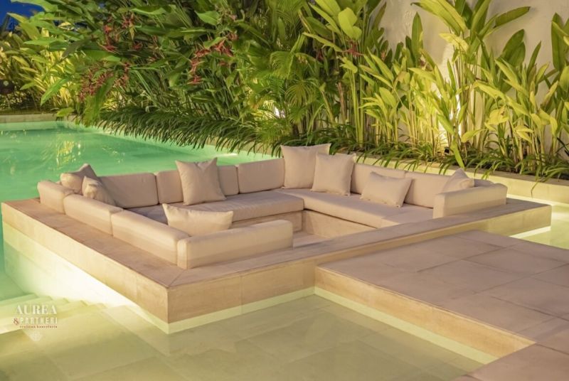 PREDAJ Unikátná 4KK Investičná zariadená vila s bazénom BALI-Jimbaran - Luxusná vonkajšia sedačka obklopená tropickou zeleňou pri bazéne vo vile na Bali.