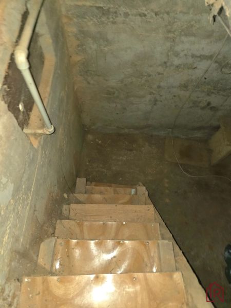 : Záhrada s chatkou, Košice – Krásna, 716 m², elektrina - Schodisko vedúce do pivnice so stenami s viditeľnými rúrami v Záhradách.