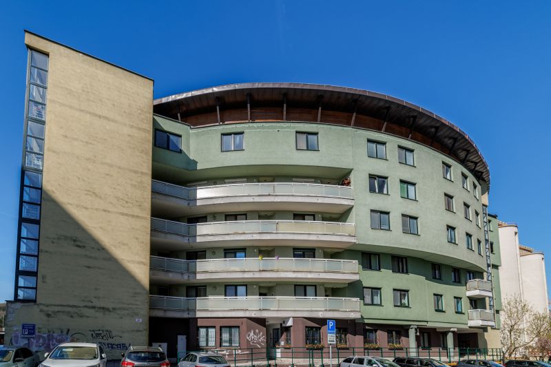 TOP - REZERVOVANÝ -  Investičný byt :  1. izbový byt na Žatevnej ulici - Bytový dom v Bratislave-Dúbravke na Žatevnej ulici s parkovaním pred budovou.