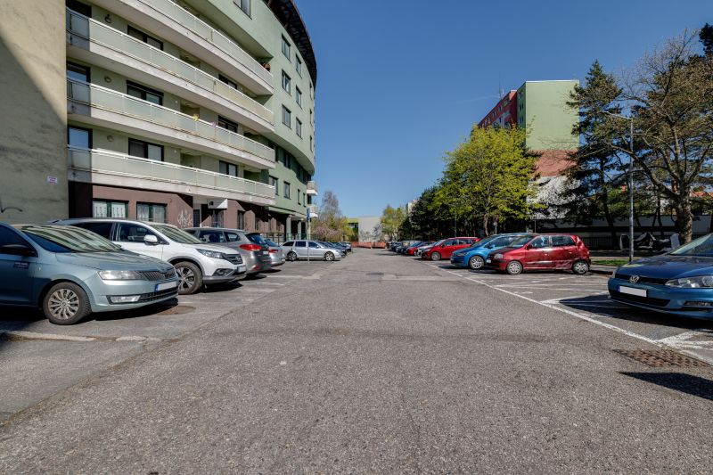 TOP - REZERVOVANÝ -  Investičný byt :  1. izbový byt na Žatevnej ulici - Parkovisko na Žatevnej ulici v Bratislave - Dúbravke s rezidenčnými budovami.