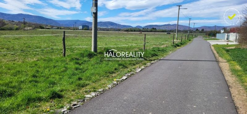 Predaj, pozemok pre rodinný dom   2535 m2 Lutila - Asfaltová cesta v Lutile obklopená zelenými pozemkami na bývanie s výhľadom na hory.