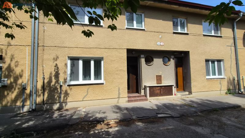 Tehlový 2-izbový byt s vlastným kúrením vo Vrbovom - Fasáda budovy na ulici J. Emanuela vo Vrbovom, vhodné pre 2-izbový byt.