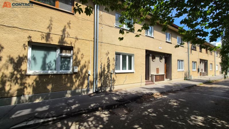 Tehlový 2-izbový byt s vlastným kúrením vo Vrbovom - Bytový dom na ulici J. Emanuela v meste Vrbové, ponúkajúci 2-izbové byty.
