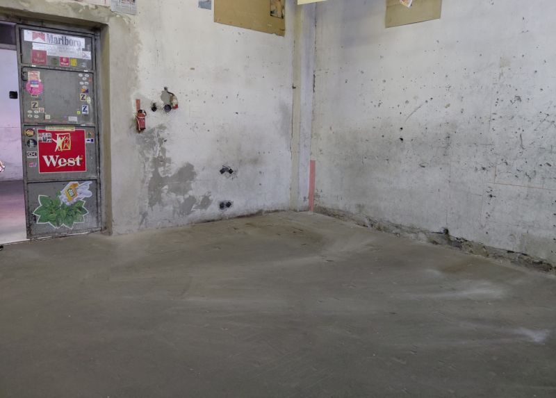 Prenájom skladu 38 m2 v Ružinove na Tomášikovej ul. - Priestory v skladoch a halách s betonovou podlahou a ošúchanými stenami.