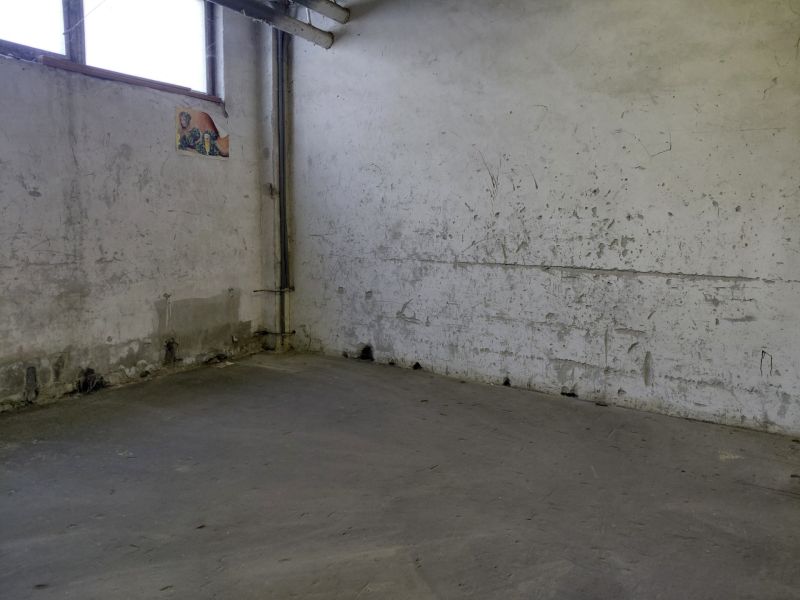 Prenájom skladu 38 m2 v Ružinove na Tomášikovej ul. - Priemyselný interiér s opotrebovanými stenami a šedou podlahou, Sklady a haly.
