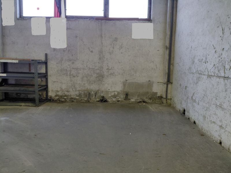 Prenájom skladu 38 m2 v Ružinove na Tomášikovej ul. - Priestor opotrebovanej haly so stenou, regálom a oknom v Skladoch a halách.
