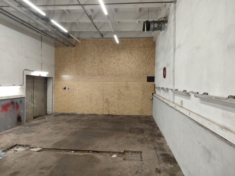 Prenájom skladu 55 m2 na Tomášikovej ul. v Ružinove - Priestor Sklady a haly s betónovou podlahou, osvetlený stropnými svietidlami.