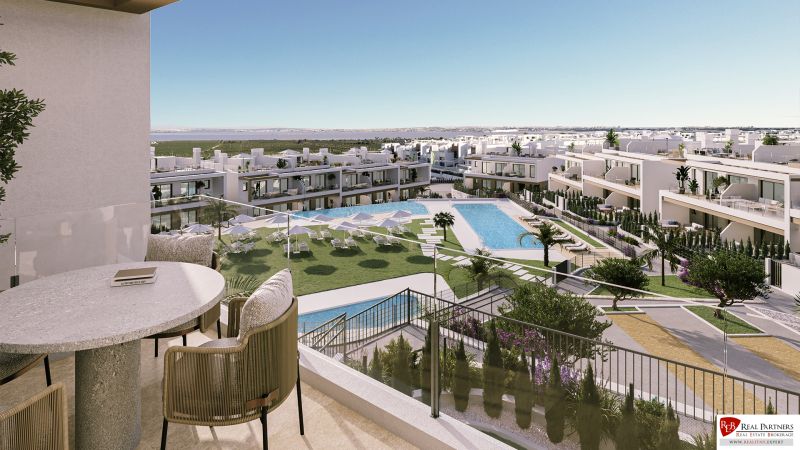 2-izbový bungalov so záhradou, Torrevieja, Costa Blanca - Výhľad z balkóna 2-izbového bytu v Torrevieja, bazén a vonkajšie ležadlá.
