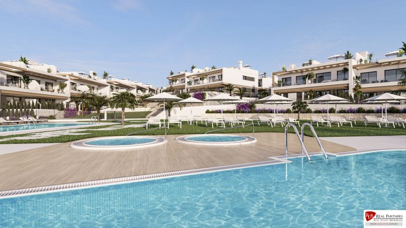 2-izbový bungalov so záhradou, Torrevieja, Costa Blanca - Apartmány s bazénmi a ležadlami v Torrevieje vhodné pre 2-izbové byty.