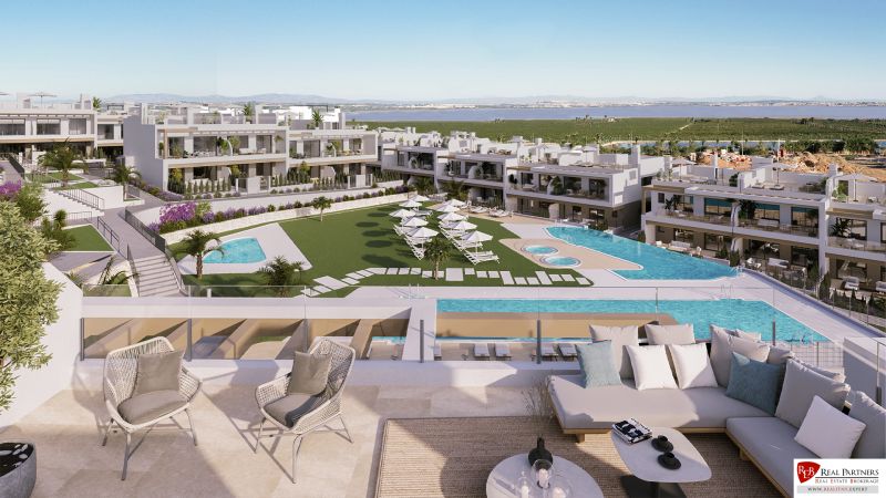 2-izbový bungalov so záhradou, Torrevieja, Costa Blanca - Luxusný rezidenčný komplex v Torrevieja s bazénmi, záhradou a výhľadom na lagúnu.