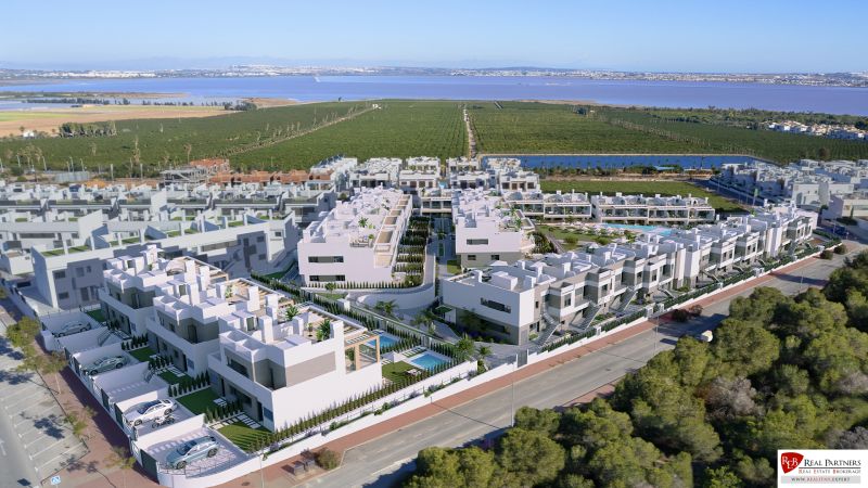 2-izbový bungalov so záhradou, Torrevieja, Costa Blanca - Výhľad na rezidenčný komplex siahajúci až k lagúne v Torrevieji, ponúkajúci 2-izbové byty.
