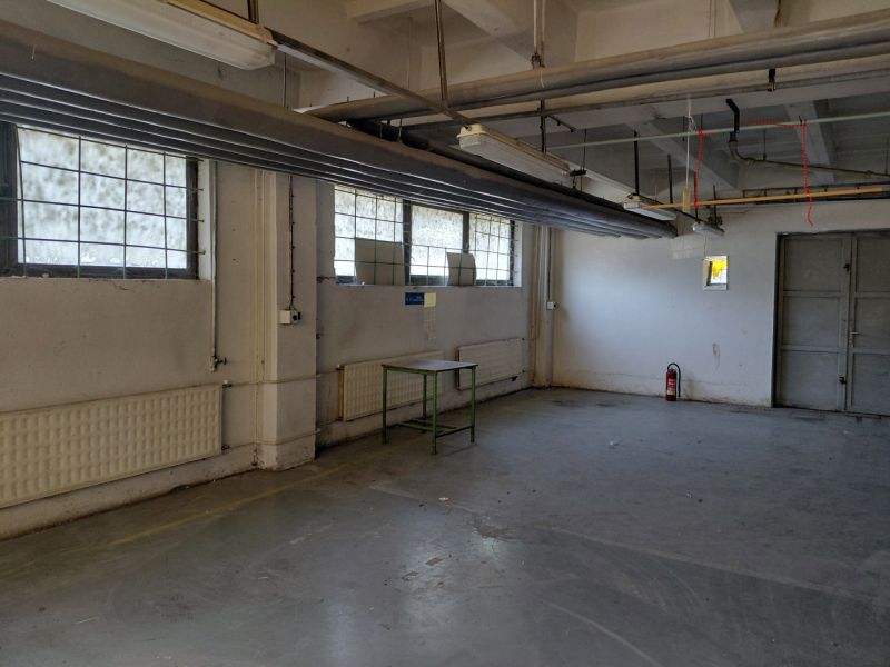 Prenájom skladu 76,7 m2 na Tomášikovej ul. v Ružinove - Vnútorný priestor v sklade alebo hale s rúrkami a oknami s mrežami.