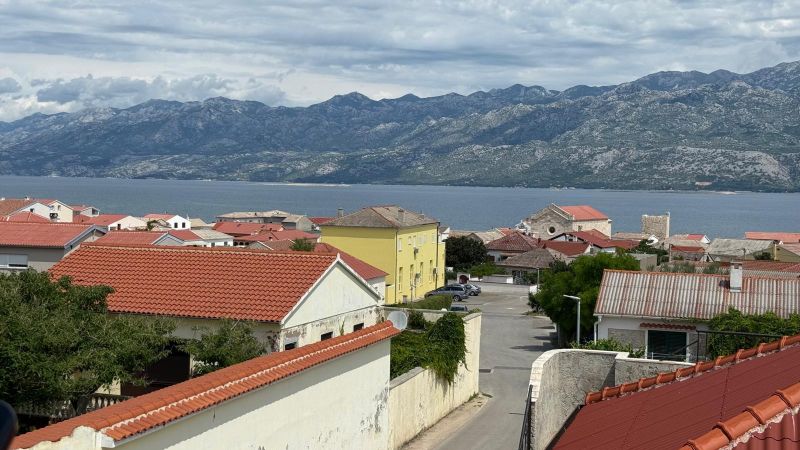 CHORVÁTSKO - Novo zariadený rodinný dom - RAŽANAC - Výhľad na pobrežie a hory v Ražanaci z rodinného domu s červenými strechami.
