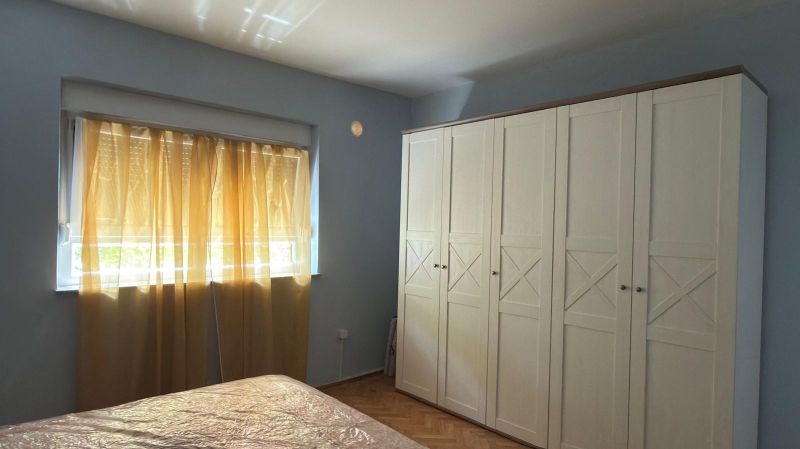CHORVÁTSKO - Novo zariadený rodinný dom - RAŽANAC - Spálňa v rodinnom dome s bielou skriňou a podlahou s dreveným dekorom.
