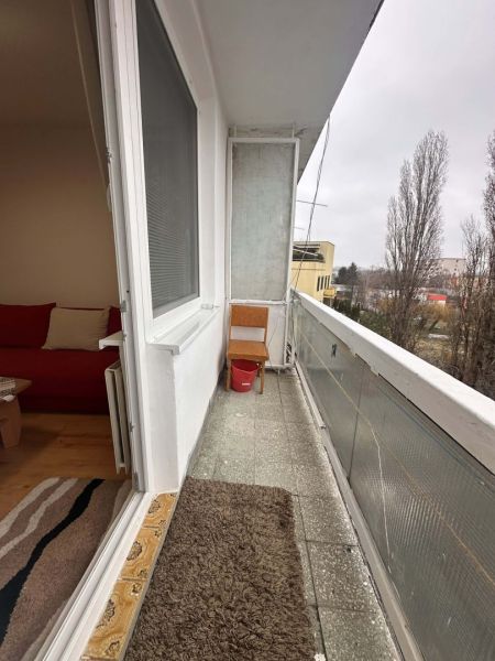 ☎️ 0918/197 701 Na prenájom garsónka s balkónom aj s výťahom   v centr - Balkón Rekreačného apartmánu s výhľadom na stromy v Dunajskej Strede.