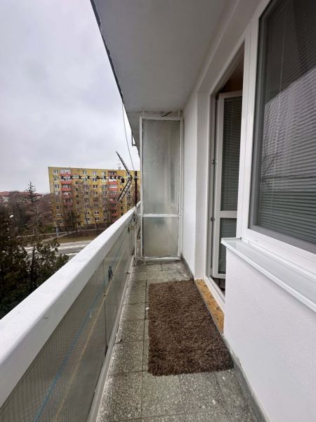 ☎️ 0918/197 701 Na prenájom garsónka s balkónom aj s výťahom   v centr - Balkón s kobercovou rohožou v Rekreačnom apartmáne Dunajskej Stredy, výhľad na sídlisko.