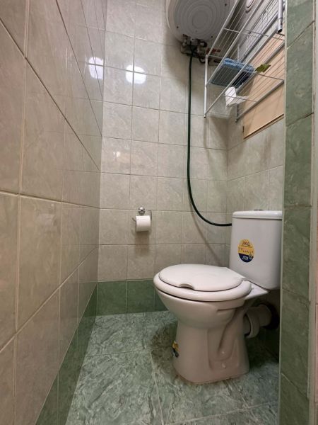 ☎️ 0918/197 701 Na prenájom garsónka s balkónom aj s výťahom   v centr - Toaleta v Rekreačnom apartmáne s obkladom do polovice steny, zelené dlaždice.