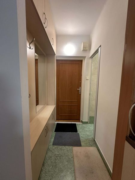 ☎️ 0918/197 701 Na prenájom garsónka s balkónom aj s výťahom   v centr - Vstupná chodba v rekreačnom apartmáne so zabudovanými skriňami a vešiakmi.