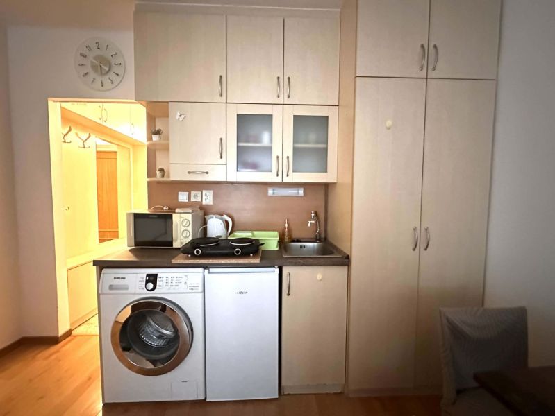 ☎️ 0918/197 701 Na prenájom garsónka s balkónom aj s výťahom   v centr - Kuchyňa v rekreačnom apartmáne s kuchynskou linkou a práčkou, podlaha s dreveným dekorom.