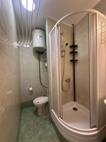 ☎️ 0918/197 701 Na prenájom garsónka s balkónom aj s výťahom   v centr - Kúpeľňa s toaletou a sprchovacím kútom v rekreačnom apartmáne.