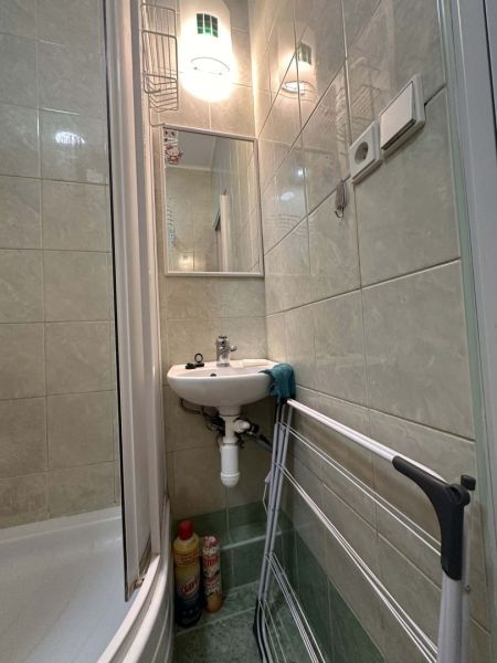 ☎️ 0918/197 701 Na prenájom garsónka s balkónom aj s výťahom   v centr - Kúpeľňa Rekreačného apartmánu s umývadlom, sprchou a sušiakom na prádlo.