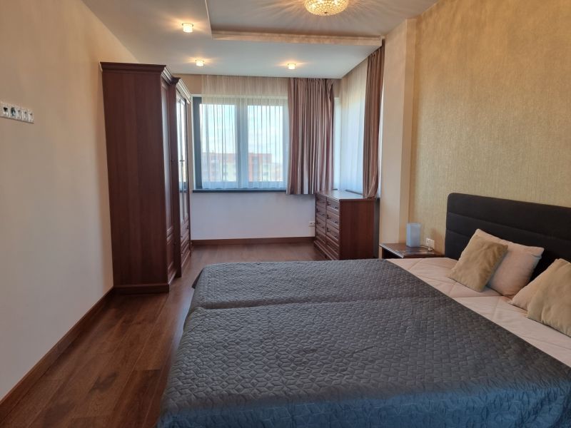 PRENÁJOM- Jedinečný, luxusný byt 148 m2 s terasami a parkovaním -Nitra - Spálňa na ulici Dolnohorská, pohodlný dvojlôžkový 4-izbový byt so vstavanou skriňou.