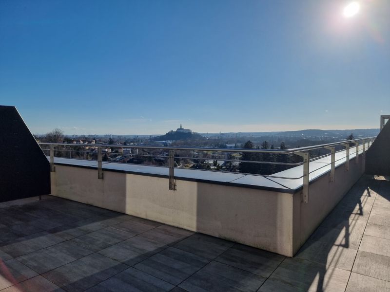 PRENÁJOM- Jedinečný, luxusný byt 148 m2 s terasami a parkovaním -Nitra - Terasa s panoramatickým výhľadom blízko ulice Dolnohorská, ideálna pre 4-izbový byt.