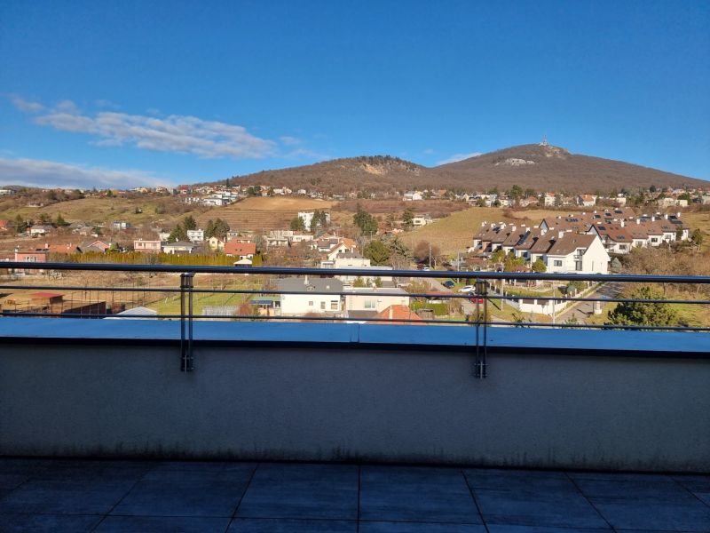PRENÁJOM- Jedinečný, luxusný byt 148 m2 s terasami a parkovaním -Nitra - Výhľad z terasy na ulici Dolnohorská, kde sa nachádza 4-izbový byt s krásnym okolím.