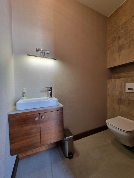 PRENÁJOM- Jedinečný, luxusný byt 148 m2 s terasami a parkovaním -Nitra - Kúpeľňa s umývadlom, drevenou skrinkou a toaletou; lokalita: Dolnohorská, 4-izbový byt.