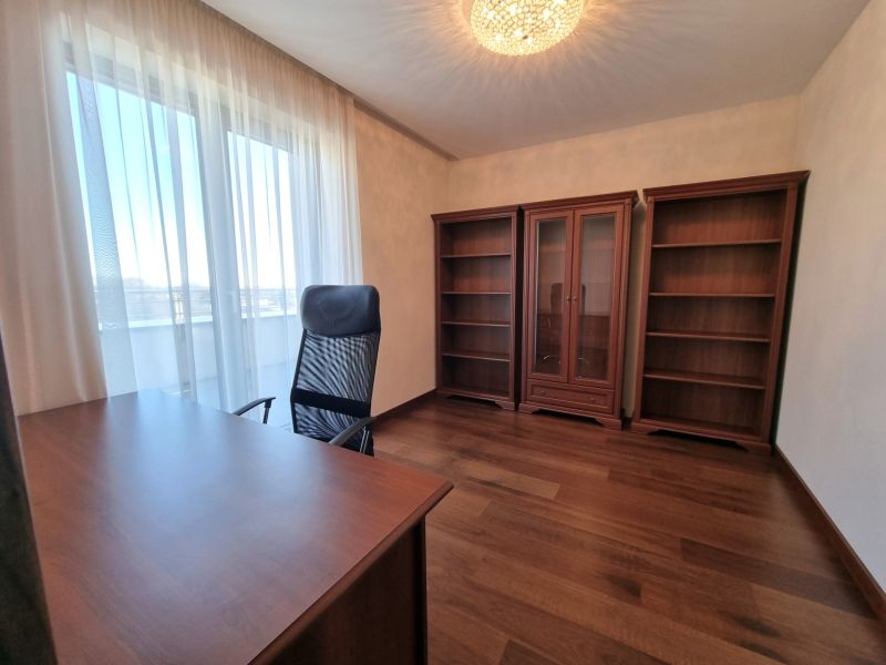 PRENÁJOM- Jedinečný, luxusný byt 148 m2 s terasami a parkovaním -Nitra - Domáca pracovňa s drevenými regálmi a stolíkom na ulici Dolnohorská v 4-izbovom byte.