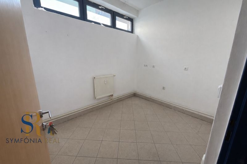NA PRENÁJOM | Obchodný priestor v centre Galanty - 240 m² - Malé obchodné priestory s dlažbou a oknom po celej šírke steny.