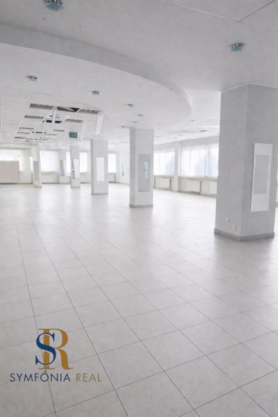 NA PRENÁJOM | Obchodný priestor v centre Galanty - 240 m² - Priestranné obchodné priestory s bielou podlahou a stĺpmi.