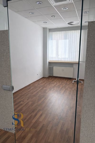 NA PRENÁJOM | Obchodný priestor v centre Galanty - 240 m² - Interiér obchodného priestoru s podlahou s dreveným dekorom a presklenými dverami.