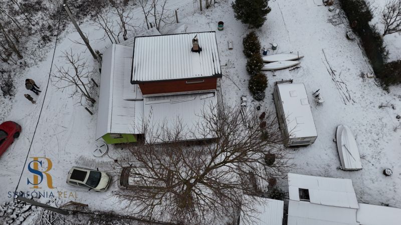 Rekreačná chata pri Váhu - Dlhá nad Váhom - bez rezervačnej zálohy - Záber zo vzduchu na zasneženú chatu v Dlhej nad Váhom.