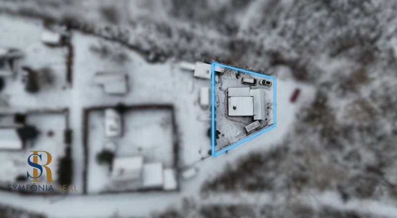 Rekreačná chata pri Váhu - Dlhá nad Váhom - bez rezervačnej zálohy - Letecký pohľad na zasneženú chatu v obci Dlhá nad Váhom, zvýraznenú modrou čiarou.