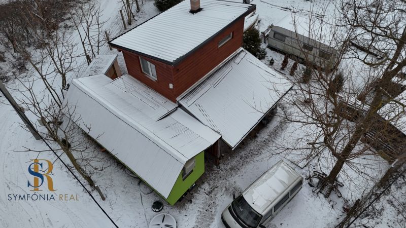 Rekreačná chata pri Váhu - Dlhá nad Váhom - bez rezervačnej zálohy - Zimná chata v Dlhej nad Váhom obklopená snehom, vedľa stojí karavan a auto.