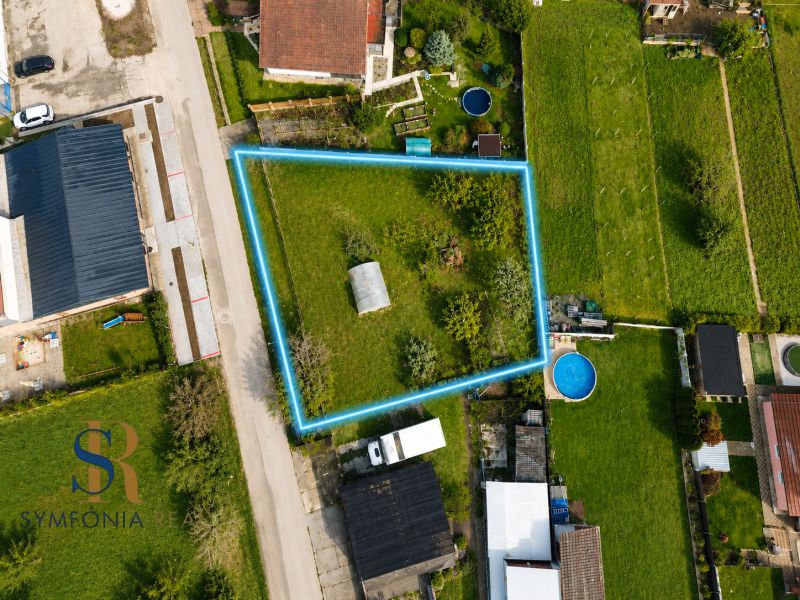NOVÁ CENA Rovinatý pozemok v Pate 713 m² - bez rezervačnej zálohy - Stavebný pozemok v Pate na predaj, s vyznačenými hranicami v obývanej oblasti.