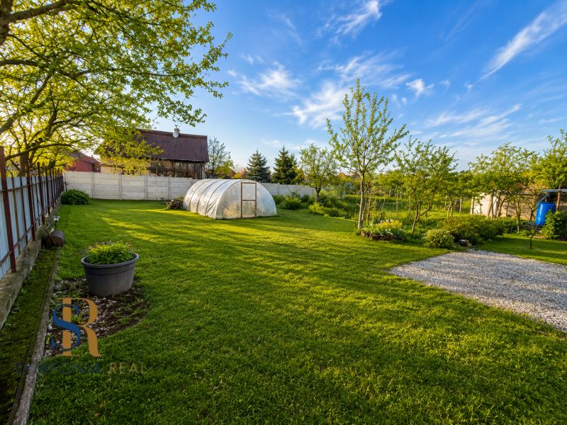 NOVÁ CENA Rovinatý pozemok v Pate 713 m² - bez rezervačnej zálohy - Rozľahlý záhradný pozemok v Pate ideálny pre bývanie, s trávnikom a skleníkom.