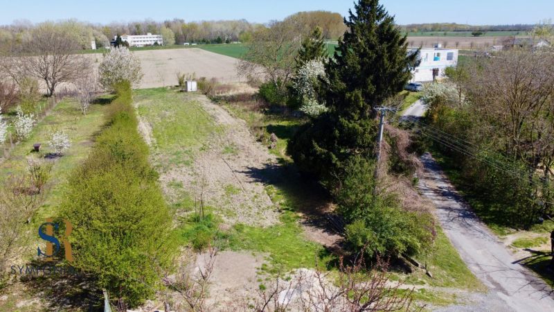 Priestor pre váš vysnívaný domov – pozemok 1114 m² - Horné Topoľníky - Zalesnený pozemok v Topoľníkoch s výhľadom na otvorené polia. Pozemky - bývanie.