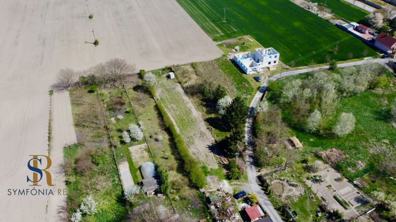Priestor pre váš vysnívaný domov – pozemok 1114 m² - Horné Topoľníky - Letecký pohľad na pozemky pre bývanie v Topoľníkoch, lemované zeleňou a cestami.