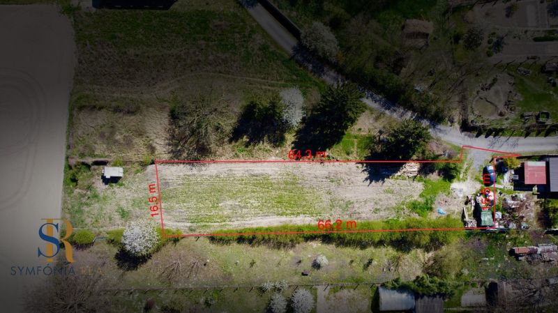 Priestor pre váš vysnívaný domov – pozemok 1114 m² - Horné Topoľníky - Letecký pohľad na pozemky na bývanie v Topoľníkoch so zelenými plochami a rozmermi.