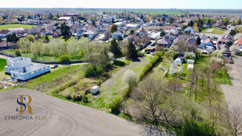 Priestor pre váš vysnívaný domov – pozemok 1114 m² - Horné Topoľníky - Letecký pohľad na pozemky v Topoľníkoch, vhodné na bývanie s výstavbou domov.
