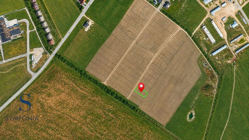 Slnečný pozemok, kde sa nebudete obmedzovať | 733 m² Dubová - Letecký pohľad na pozemky - bývanie v Dubovej so zvýrazneným miestom na výstavbu.