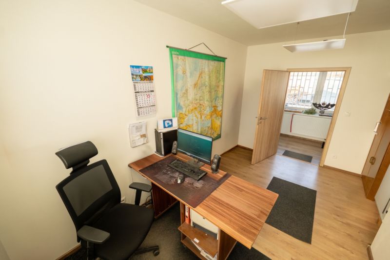 PREVÁDZKOVÝ AREÁL– HALA, ADMINISTRATÍVA, POZEMOK 1405 m² - B. Bystrica - Kancelária so stolom a počítačom, podlaha s dreveným dekorom, zvláštne nehnuteľnosti.