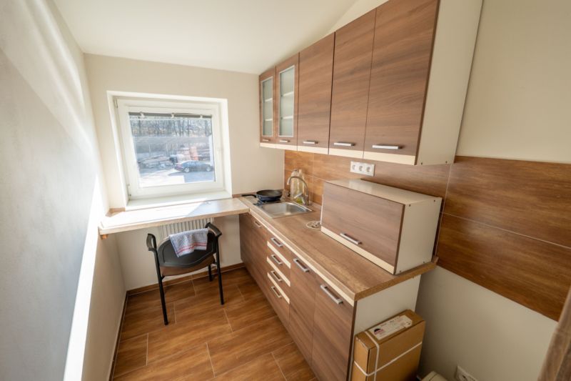 PREVÁDZKOVÝ AREÁL– HALA, ADMINISTRATÍVA, POZEMOK 1405 m² - B. Bystrica - Kuchyňa so skriňami s dreveným dekorom a stolom, Zvláštne nehnuteľnosti.