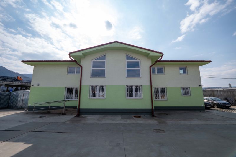 PREVÁDZKOVÝ AREÁL– HALA, ADMINISTRATÍVA, POZEMOK 1405 m² - B. Bystrica - Budova so zelenou fasádou, parkovisko, Stavebná, Majer, Banská Bystrica, Zvláštne nehnuteľnosti.
